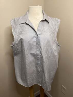 Chico's Sleeveless Button Down Blouse